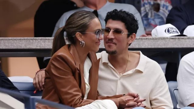 H Jessica Alba και ο Danny Ramirez επιδεικνύουν τον έρωτά τους στο US Open