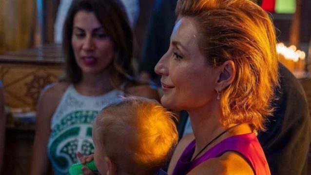 Ο γιος της Γιούλικας Σκαφιδά σε παιχνίδια με τη νονά του, Ευδοκία Ρουμελιώτη, λίγο πριν το γύρισμα