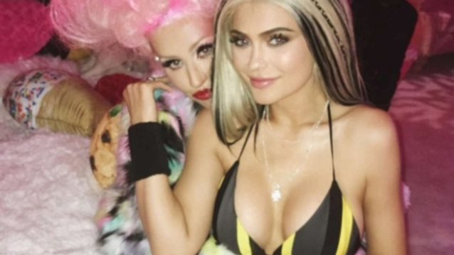 Christina Aguilera - Kylie Jenner: Aντάλλαξαν φιλί στο στόμα! Δείτε το video