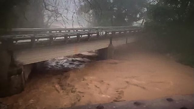 Εικόνες χάους από την κακοκαιρία Elias στην Εύβοια: Απαγόρευση κυκλοφορίας σε Ασμήνι, Πευκί, Αρτεμίσιο και Γούβες