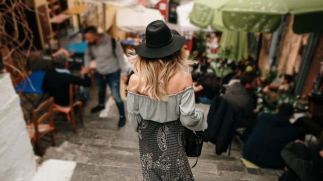 Πώς θα μπαίνουμε σε εστιατόρια και μπαρ: Τι ισχύει πλέον για εμβολιασμένους και ανεμβολίαστους- Πώς θα γίνεται ο έλεγχος