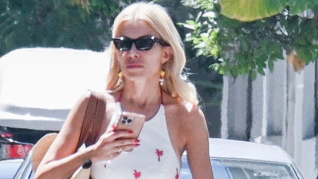 Η Κατερίνα Καινούργιου σε χαλαρές στιγμές στο κέντρο της Αθήνας