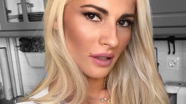 Όλγα Πηλιάκη: Έκοψε ΜΟΝΗ ΤΗΣ τα μαλλιά της! (vid)
