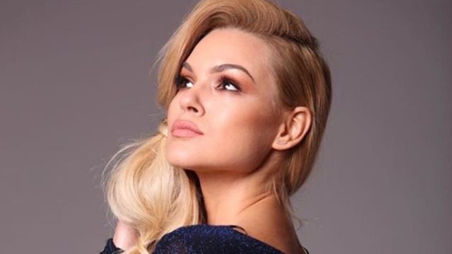 Βίκυ Κάβουρα: Ποζάρει χωρίς ίχνος μακιγιάζ