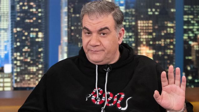 Ο Δημήτρης Σταρόβας για τις αντιδράσεις της "Super Mammy": "Ας μας πει κάποιος ποιο είναι το χιούμορ του 2022. Απολογούμαστε πλέον και για την αναπνοή μας"