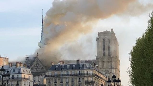 Στις Φλόγες Η Παναγία Των Παρισίων: Κατέρρευσε η οροφή του εμβληματικού κτηρίου