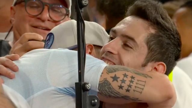 Στην αγκαλιά του Λευτέρη Πετρούνια ο Μίλτος Τεντόγλου, μετά την κατάκτηση του χρυσού μεταλλίου