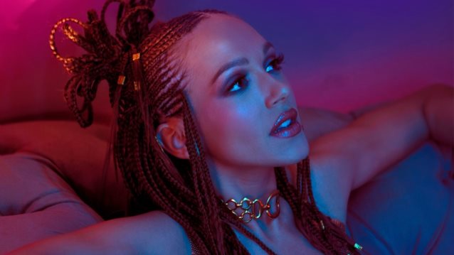 "Ακατάλληλες Σκηνές" | Το νέο hot τραγούδι της Τάνιας Μπρεάζου