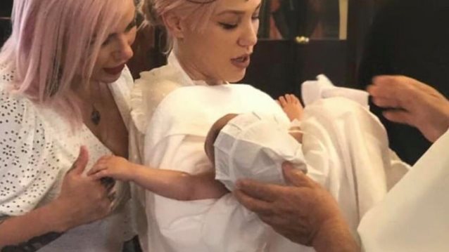 Πηνελόπη Αναστασοπούλου : Έγινε νονά! Το ρομαντικό look της και οι φωτογραφίες από την τελετή
