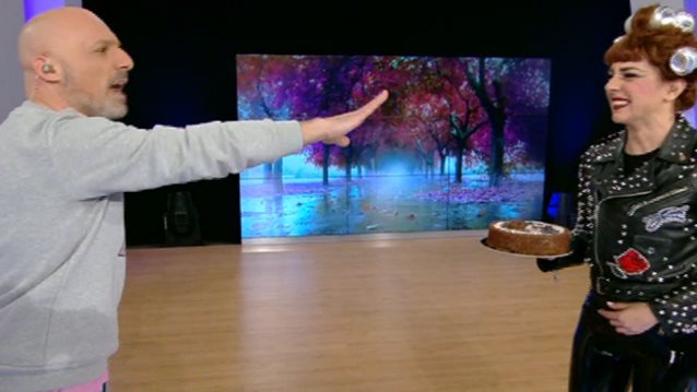 Νίκος Μουτσινάς: Τρελό γέλιο! Η Βάνια τον κυνηγούσε με μία τούρτα σε όλο το πλατό &amp; εκείνος αναγκάστηκε να βγει εκτός