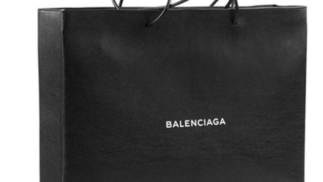 Balenciaga: Κυκλοφόρησε ακόμα μια αμφιλεγόμενη shopper
