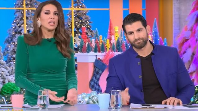 Video of the Day | Η κόρη της Ελένης Χατζίδου και του Ετεοκλή Παύλου τους είπε τα κάλαντα on air