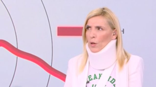 Με κολάρο στο δελτίο ειδήσεων του Alpha η Ρένα Κουβελιώτη | Όσα αποκάλυψε για την επίθεση που δέχτηκε