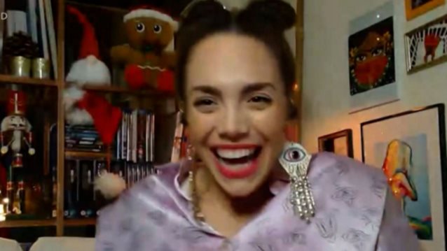 Η Κρυσταλλία έδειξε on camera τη φουσκωμένη της κοιλίτσα!