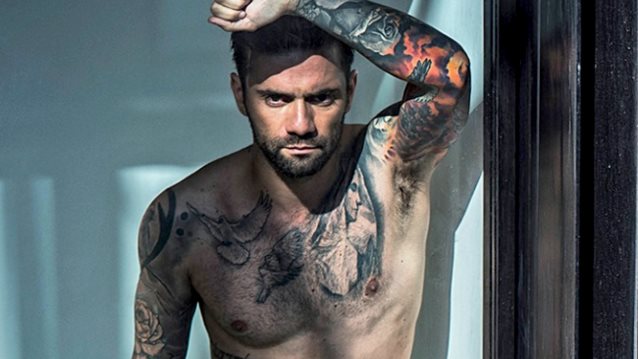 Θοδωρής Μαραντίνης: Βγάζει το μπλουζάκι του και παραδέχεται: «Μου αρέσει πολύ να κυκλοφορώ γυμνός»