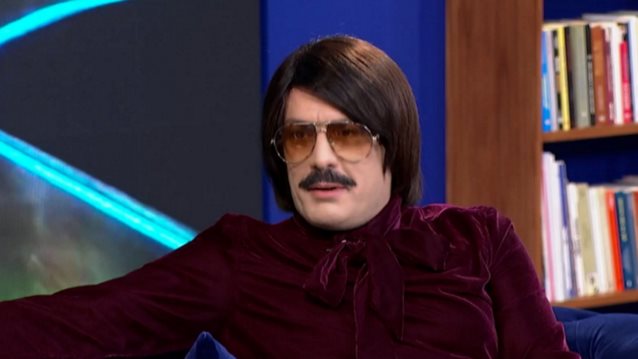 Ο Τόνι Σφήνος αποκαλύπτει για τη στιγμή που πήγε να τσακωθεί πάνω στη σκηνή: "Είμαι τσαντίλας, πάγωσε το μαγαζί"