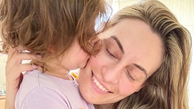 Πρώτο μπάνιο στη θάλασσα για την Ελεονώρα Μελέτη και την κόρη της