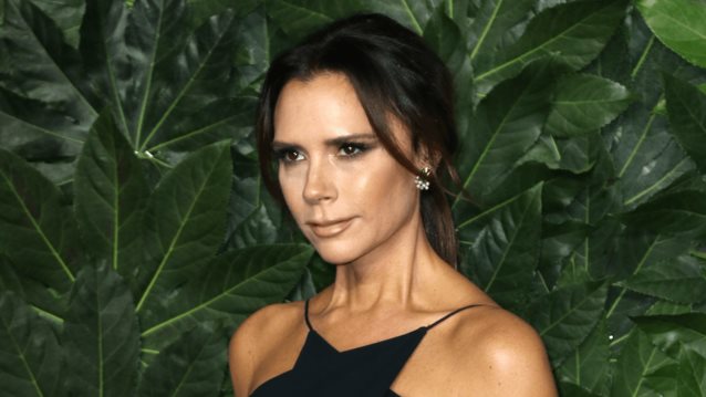 Victoria Beckham: Δες σε αυτό το βίντεο να βάφεται αλλά και να βάφει
