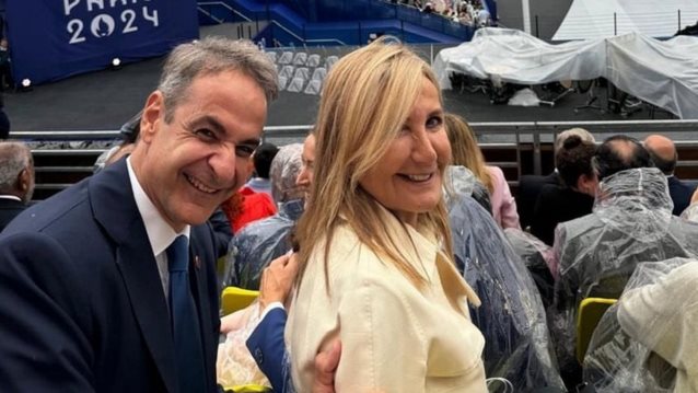 Ολυμπιακοί Αγώνες 2024 | Ο Κυριάκος Μητσοτάκης με τη Μαρέβα Μητσοτάκη στις εξέδρες του Σηκουάνα