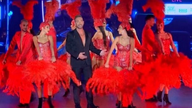 J2US | Ο Νίκος Κοκλώνης βγήκε στη σκηνή του τρίτου live αλά "casino royale"!