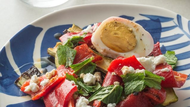 Συνταγή: Ψητά λαχανικά με δυόσμο, φέτα και αυγό: Το καλύτερο γεύμα για όλες τις ώρες της ημέρας