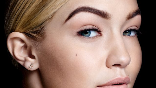 Make up tips: Ο εναλλακτικός τρόπος να αποκτήσεις λάμψη στο λεπτό με τη χρήση ενός μόνο προϊόντος