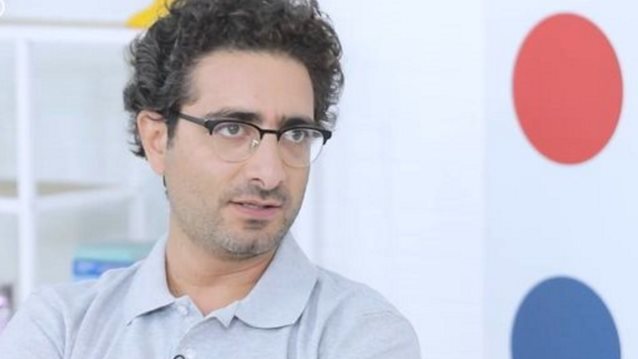 Λάμπρος Φισφής: &quot;Μου έχουν πει ότι έχω προσβάλει σε παράσταση ανθρώπους που φοράνε γυαλιά - Φορούσα γυαλιά όσο έγραφα το κείμενο&quot;