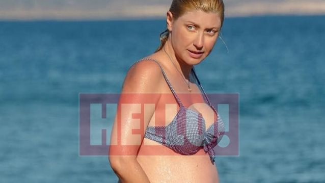 Σία Κοσιώνη: Μόνο με το μαγιό της στον 7ο μήνα της εγκυμοσύνης της