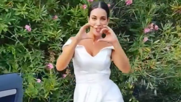 Video Of The Day: Η Κατερίνα Στικούδη σε ένα απολαυστικό #Kekechallenge φορώντας το νυφικό της!