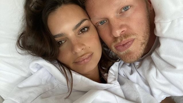 Emily Ratajkowski: Ποζάρει ολόγυμνη δείχνοντας τη φουσκωμένη κοιλιά της