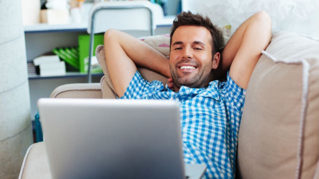 Γιατί είσαι πιο εθισμένος στο WiFi απ&#39; ότι στο σεξ;: 4 στους 10 προτιμούν να μείνουν χωρίς σεξ, σοκολάτα ή αλκοόλ παρά χωρίς internet!