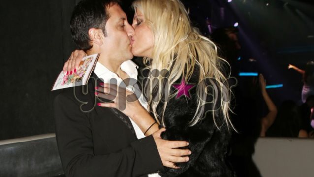 Στέλλα Μπεζαντάκου: Βραδινή έξοδος με τον σύζυγό της &amp; τον γιο του: Φωτογραφίες