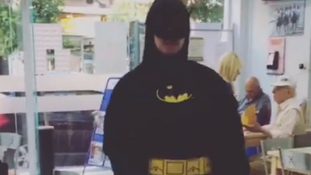 Video Of The Day: Τι κάνει ο Batman σε ένα πρακτορείο του ΟΠΑΠ;