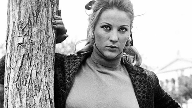 46 χρόνια πριν: Η Ζωή Λάσκαρη με αέρινο λευκό φόρεμα και το κόσμημα που άφησε εποχή