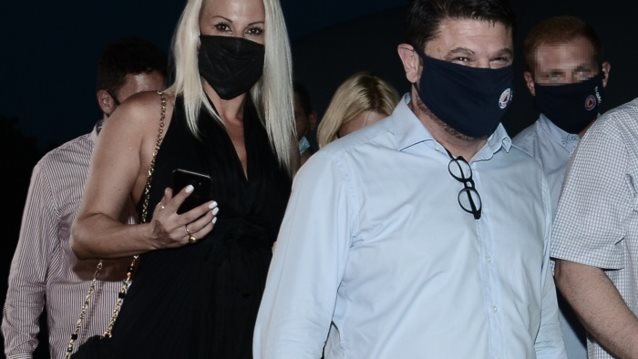 Νίκος Χαρδαλιάς: Στο «Δελφινάριο» με μάσκα για τον Σεφερλή μετά την ενημέρωση μαζί με τον Τσιόδρα