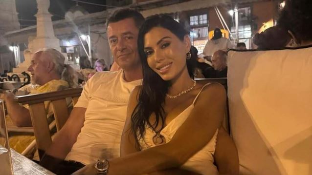 Ιωάννα Μπούκη και Αντώνης Σρόιτερ αγκαλιασμένοι στο τζετ σκι