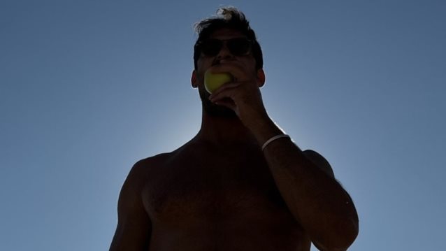 Το ημίγυμνο eye candy στιγμιότυπο του Μιχάλη Λεβεντογιάνη από τις διακοπές του