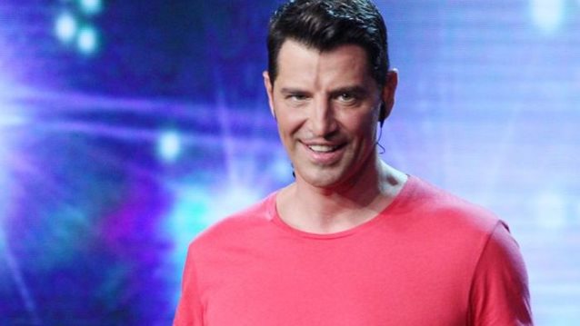 Σάκης Ρουβάς: Όλο το διαδίκτυο γέμισε γαμπρούς και νύφες για χάρη του!