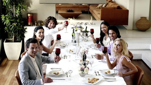 Dinner Party Για 10: Πώς θα στήσεις χωρίς κόπο ένα εορταστικό δείπνο