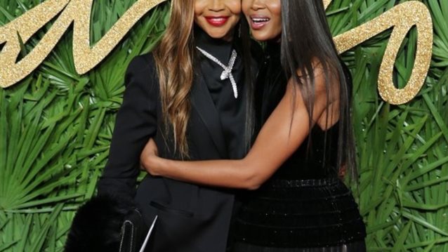 Naomi Campbell: Στα Fashion Awards με την εντυπωσιακή μητέρα της
