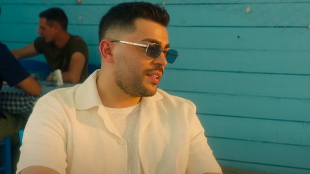 Ο Χρήστος Σαντικάι επιστρέφει με νέο τραγούδι και τονίζει πως &quot;Πρέπει Να Μείνουμε Φίλοι&quot;