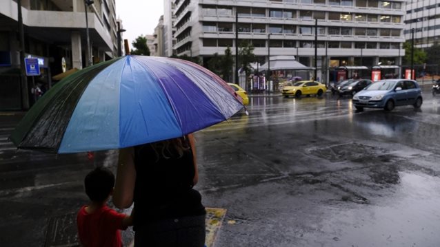 Ανοιξαν οι ουρανοί στην Αττική: Κεραυνοί, καταιγίδες και χαλάζι στο κέντρο της Αθήνας - Μήνυμα από 112