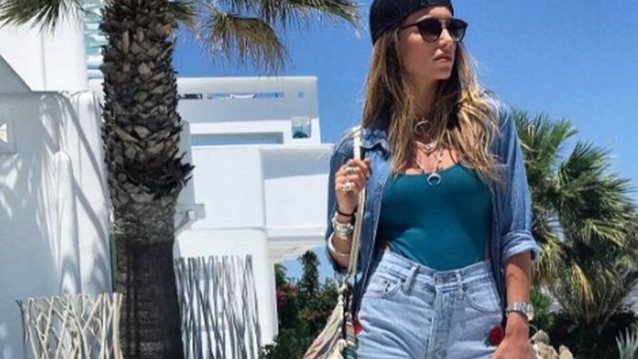 Αθηνά Οικονομάκου: Ποζάρει με καυτό ολόσωμο μαγιό και τον... νέο της φίλο αγκαλιά