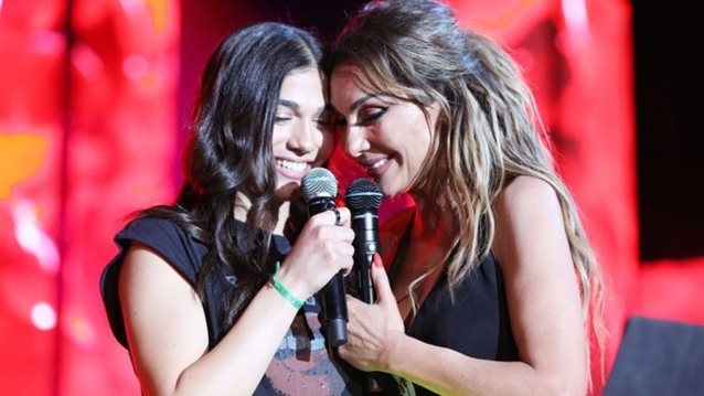 Με μεγάλα εκφραστικά μάτια | Δείτε την ενός έτους Μελίνα Νικολαΐδη στο αεροδρόμιο μαζί με τη Δέσποινα Βανδή