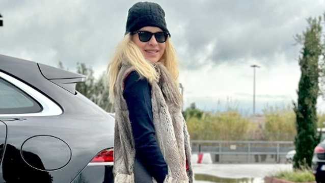 Η Ελένη Μενεγάκη ποζάρει στη βροχή