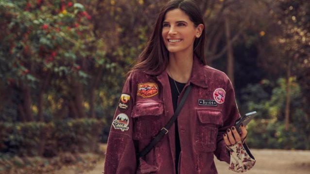 Η Χριστίνα Μπόμπα ποζάρει με στενό μαύρο φόρεμα και φουσκωμένη κοιλίτσα