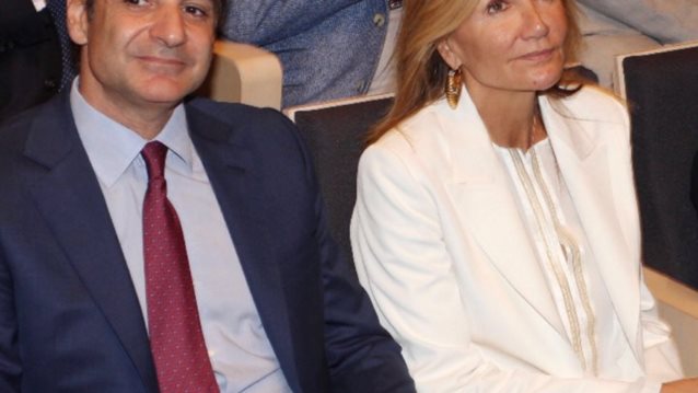 Μαρέβα Μητσοτάκη : Κομψή εμφάνιση στο πλευρό του πρωθυπουργού στα εγκαίνια του Μουσείου Γουλανδρή
