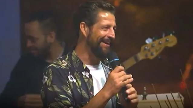 Survivor | Όταν ο Απόστολος Ρουβάς τραγούδησε Σάκη Ρουβά