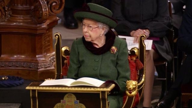 Βασίλισσα Ελισάβετ | Η άφιξη στο μνημόσυνο του Φίλιππου μαζί με τον πρίγκιπα Andrew