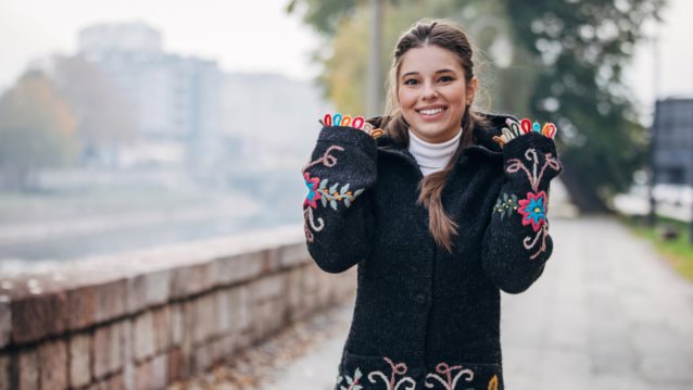 5 φθινοπωρινά looks με τζιν παντελόνι για γυναίκες άνω των 50